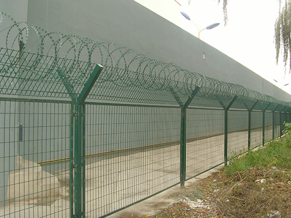 青海机场护栏网安装案例
